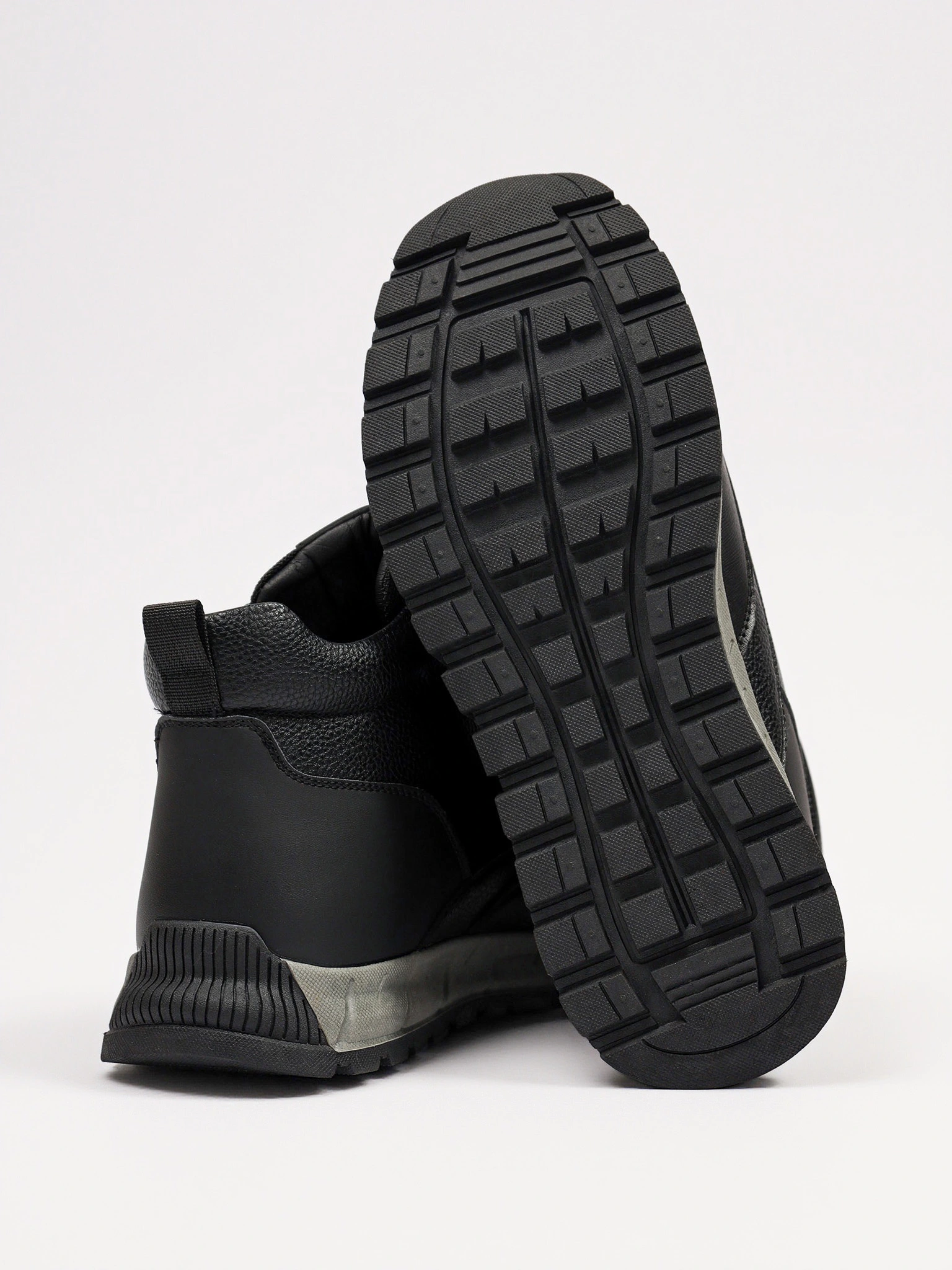 Ботинки черного цвета на контрастной рельефной подошве